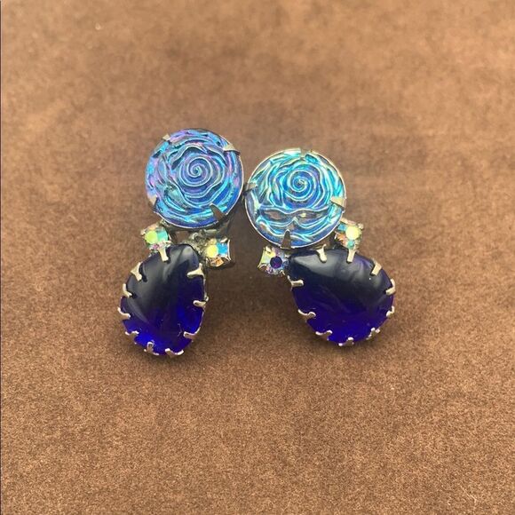 Lovely Vintage Blue carved Rose Clipback earrings, in Silver place, Unmarked - Picture 1 of 4